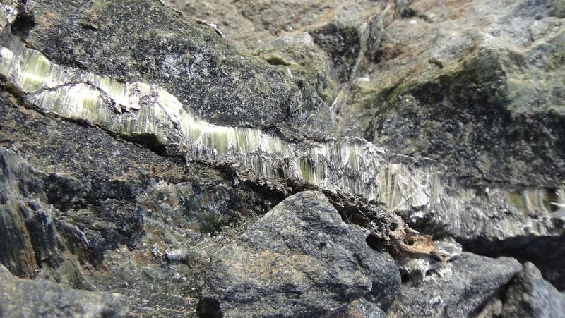chrysotile asbestos in serpentine rock